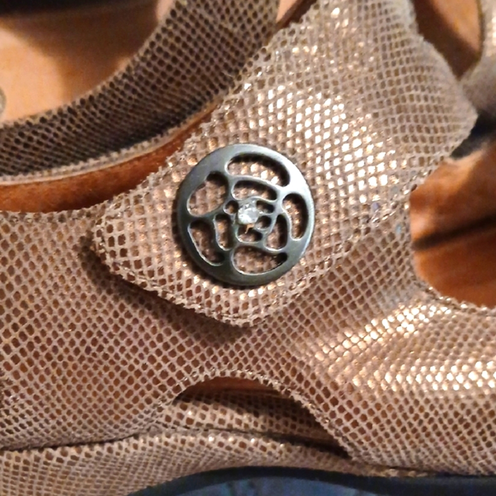 Clarks Artisan Taupe Sandals with Mary Jane Strap and Textured Sole. JusLike NEW